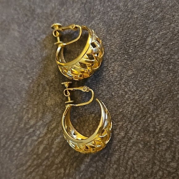 VTG NAPIER Goldtone Basketweave Chunky Hoop Clip-on Earrings - Picture 2 of 7